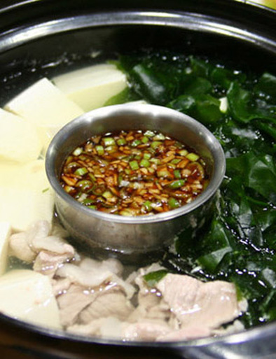 わかめたっぷり韓国風湯豆腐の写真