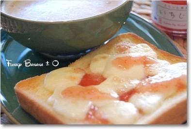 朝食♪好きなジャムでモッツァレラトーストの写真