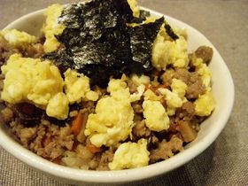 薬膳ノススメ!釜めし風★潤い二色そぼろ丼