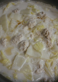 鶏団子と白菜のミルク春雨鍋