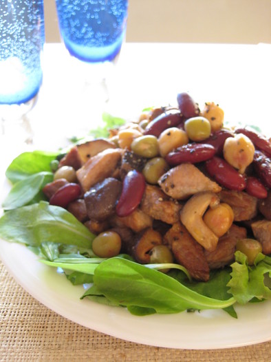 豚と茸とお豆のサラダの写真