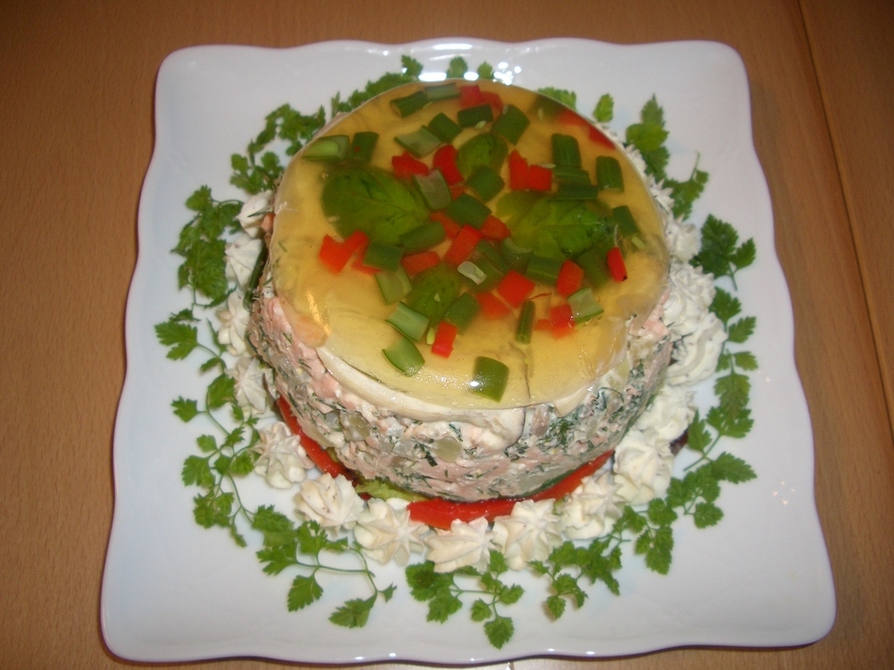 サーモンサラダのケーキ仕立ての画像