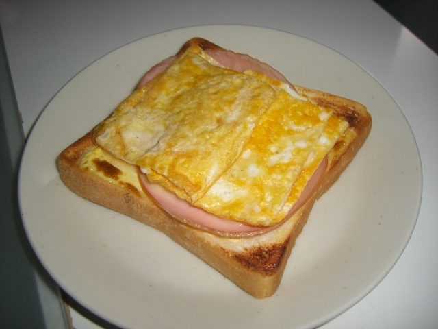 ボリューム満点！ハム・チーズ・卵トーストの画像