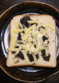 黒コショウonバルサミコ＆チーズトースト