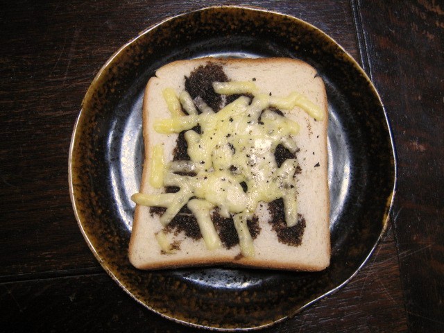 黒コショウonバルサミコ＆チーズトーストの画像