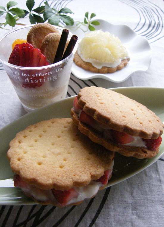 アイスクリームのクッキーサンド&パフェの画像