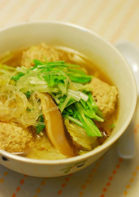 白菜、肉団子、春雨の中華風スープ煮