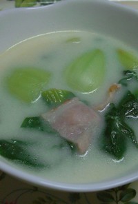 青梗菜の白味噌入り豆乳スープ
