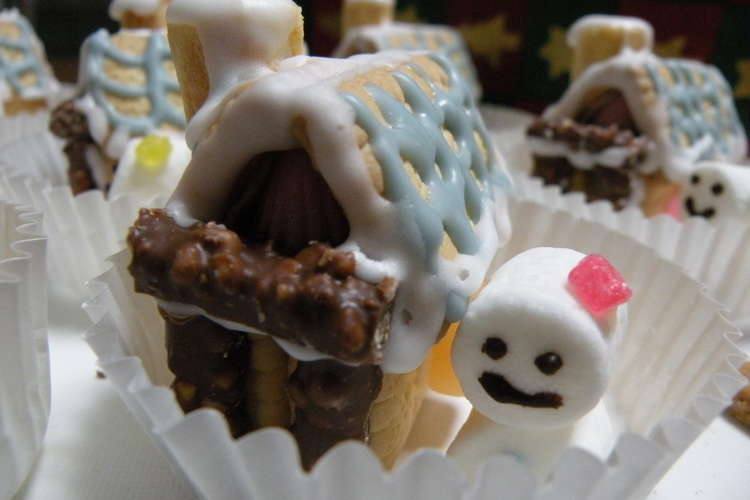 市販品で簡単 クリスマス ミニお菓子の家 レシピ 作り方 By Maruhamn クックパッド