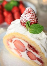 苺とレアチーズクリームのロールケーキ。