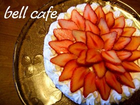 お花のような苺のデコレーションケーキ