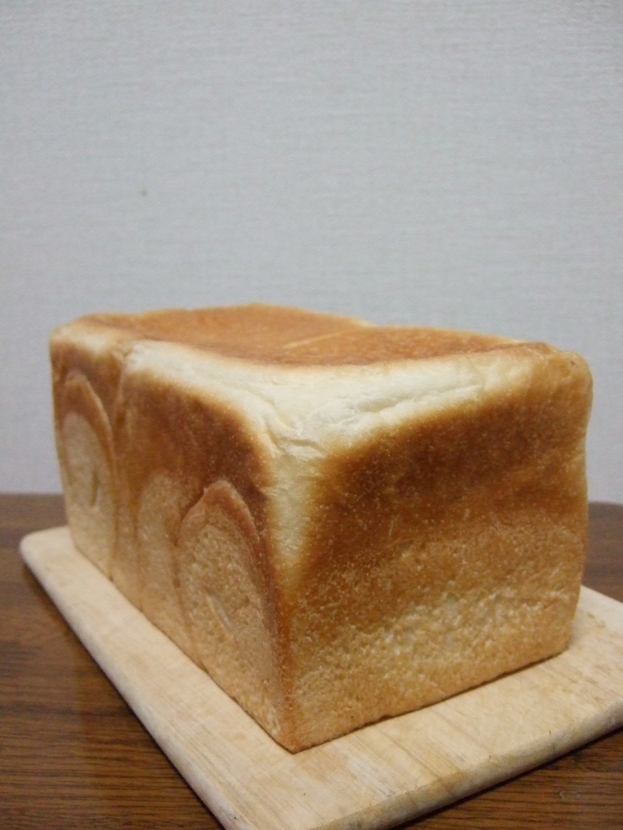 自家製酵母で シンプル食パンの画像