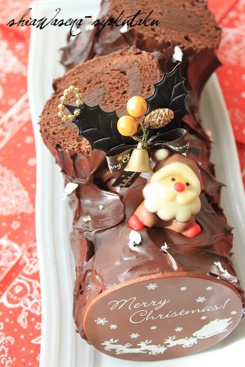 バニラ風味のチョコレートロールケーキ。の画像