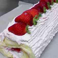 みんなが作ってる いちごロールケーキ ピンクのレシピ クックパッド 簡単おいしいみんなのレシピが357万品