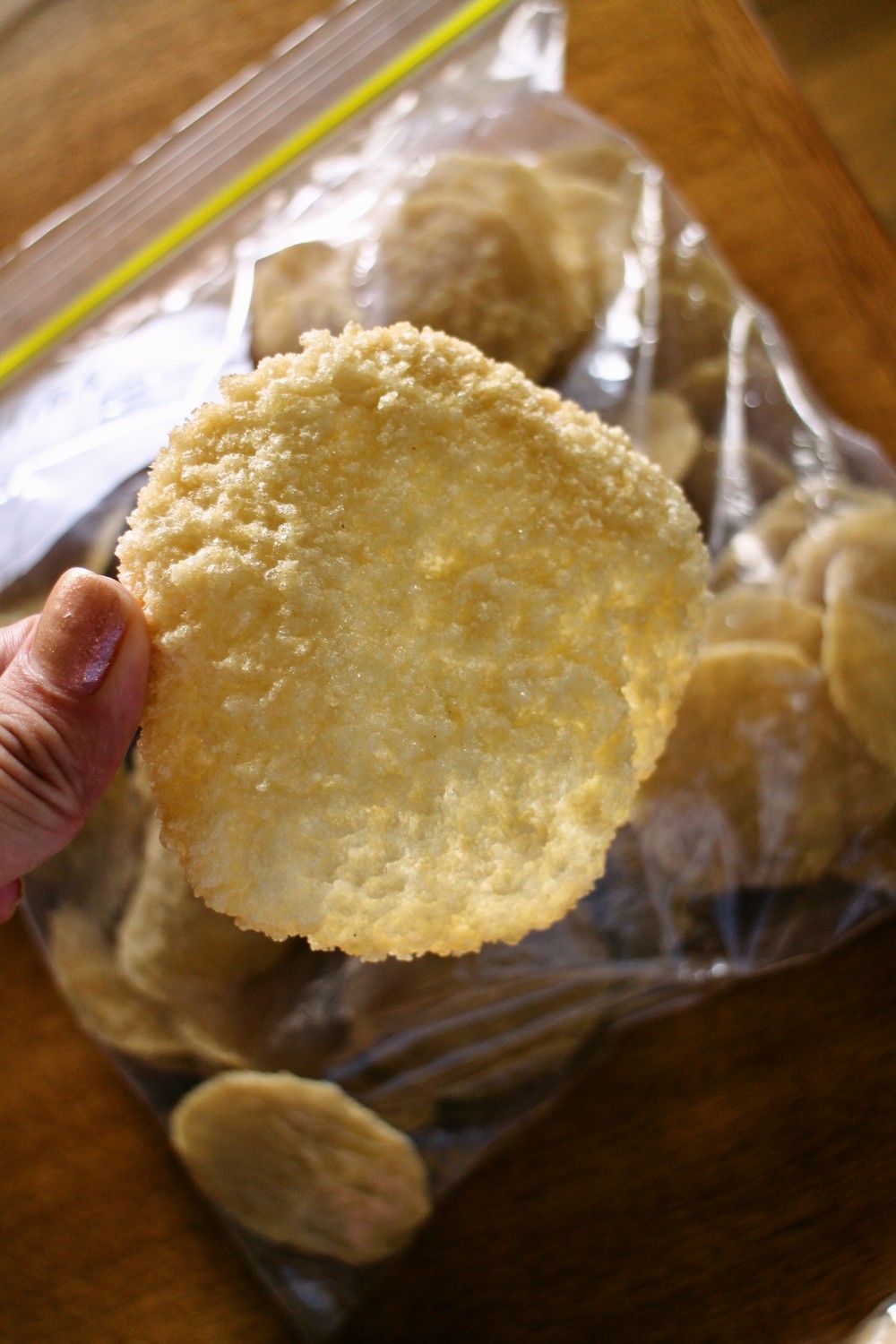 インドネシアの揚げせんべいクルプックKRUPUK ニンニククラッカー 500g