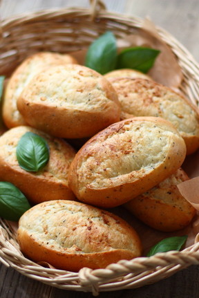 ガーリックバターピザのパンを分解するレシピ