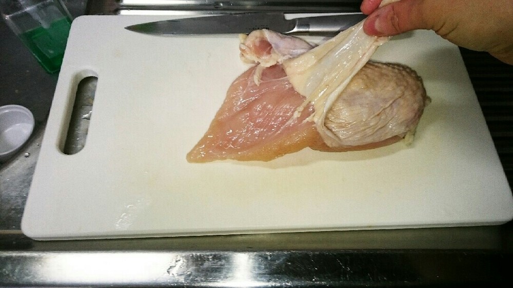 切り方で鶏胸肉が簡単に柔らかく レシピ 作り方 By ゆーこ クックパッド 簡単おいしいみんなのレシピが355万品