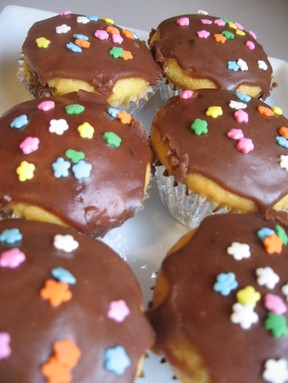 ミルクチョコレートフロスティングの黄色いカップケーキのレシピ