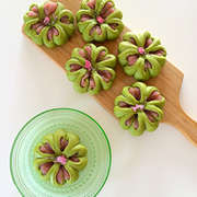 簡単お花成形２種 紫いもあんぱん レシピ 作り方 By かよちゃんぱん クックパッド 簡単おいしいみんなのレシピが376万品