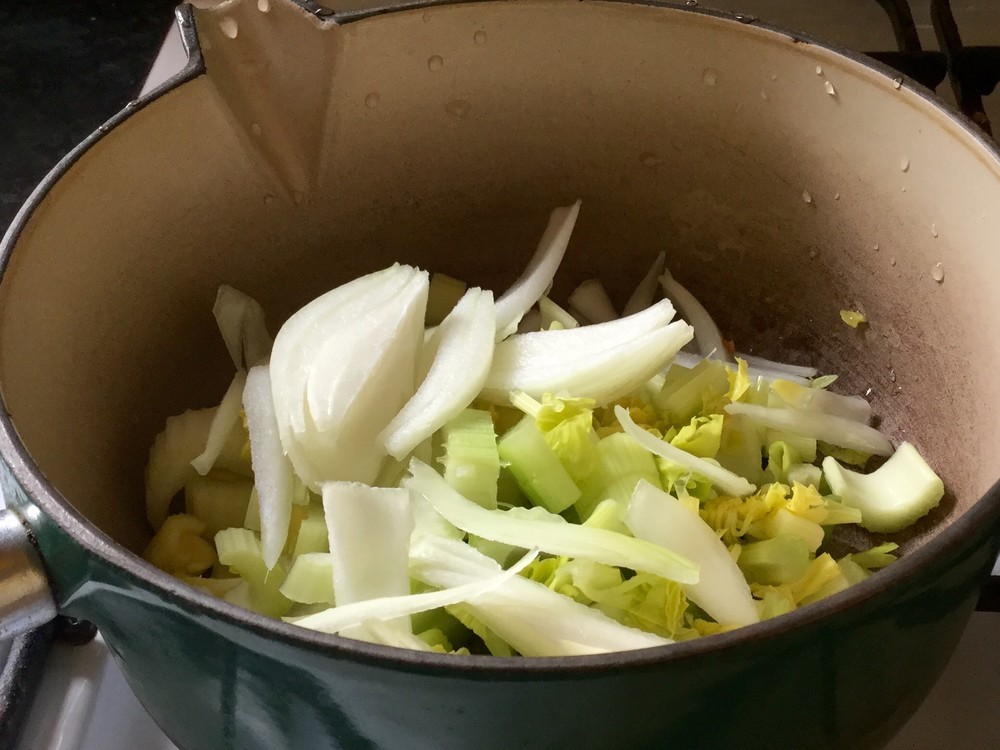 ジャガイモ、コーン、ケールのスープのレシピ