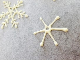 雪のようなチョコレートクラックルビスケットのレシピ