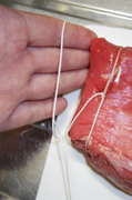 ローストビーフなどに ブロック肉の縛り方 レシピ 作り方 By しるびー１９７８ クックパッド