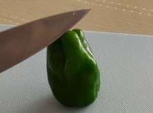 超簡単 ピーマンの種をよけて切る方法 レシピ 作り方 By 横浜市 クックパッド 簡単おいしいみんなのレシピが351万品