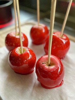 ハロウィン用のリンゴ飴のレシピ