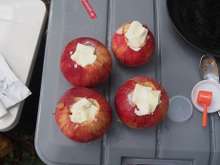 キャンプだ ダッチオーブンで焼きりんご レシピ 作り方 By 白兎キキ クックパッド 簡単おいしいみんなのレシピが372万品