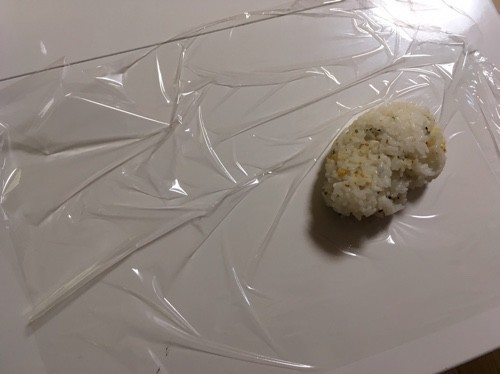ラップで簡単 ミニおにぎり 子供お弁当 レシピ 作り方 By Riie クックパッド 簡単おいしいみんなのレシピが359万品