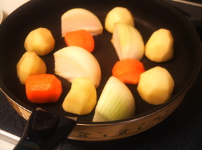 スロークッカーで作った豚肉とガンジュール（ピジョンエンドウ）のシチューのレシピ