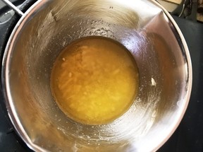 ガーリックバターピザのパンを分解するレシピ