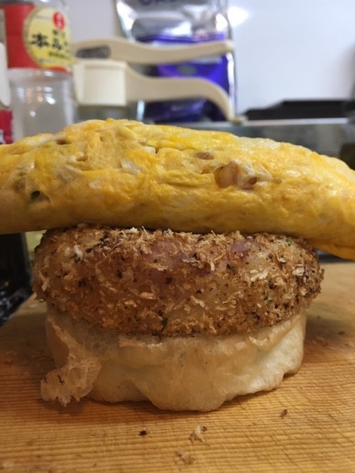 塩辛じゃがバタホルモンオムライスバーガー レシピ 作り方 By Rgbじぇねしす クックパッド 簡単おいしいみんなのレシピが357万品
