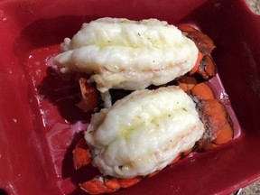 ロブスターテールのグリル、ハーブガーリックバター添え レシピ