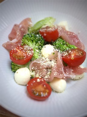  Louise's Italian Cafeのカプレーゼサラダのレシピ