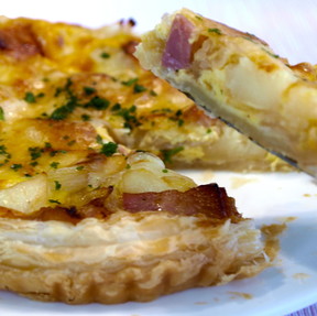 ポーランドソーセージとカラメル玉ねぎのキッシュのレシピ