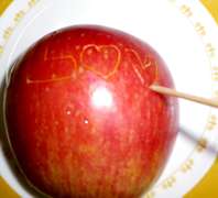 キャラ弁に りんごに文字を簡単に彫る方法 レシピ 作り方 By みやのみき クックパッド 簡単おいしいみんなのレシピが350万品