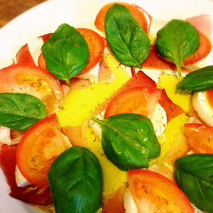 生ハムモッツァレラトマトバジル レシピ 作り方 By Tomomushi クックパッド 簡単おいしいみんなのレシピが360万品