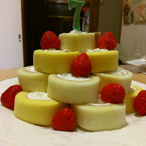 誕生日や節句に簡単 ロールケーキタワー レシピ 作り方 By ゆいさやまなママ クックパッド 簡単おいしいみんなのレシピが359万品