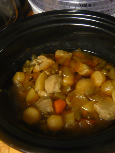 スロークッカーで作った豚肉とガンジュール（ピジョンエンドウ）のシチューのレシピ