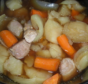 スロークッカーで作った豚肉とガンジュール（ピジョンエンドウ）のシチューのレシピ