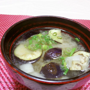 ゴマ油でおいしい玉ねぎとなすのお味噌汁 レシピ 作り方 By みぃ0803 クックパッド 簡単おいしいみんなのレシピが352万品