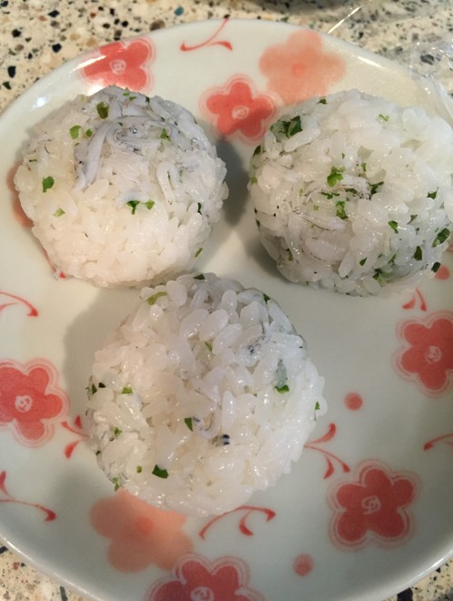 子どもが大好き しらすと青のりのおにぎり レシピ 作り方 By かみkami クックパッド 簡単おいしいみんなのレシピが375万品