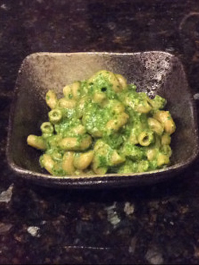 パンチの効いたほうれん草のペストピザのレシピ