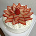 お花のような苺のデコレーションケーキ