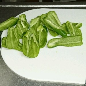 楽ワザ ピーマンの種を散らかさない切り方のつくれぽ クックパッド 簡単おいしいみんなのレシピが360万品