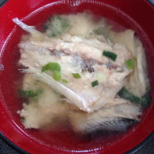 鯵のアラの味噌汁 レシピ 作り方 By Kensan クックパッド 簡単おいしいみんなのレシピが361万品