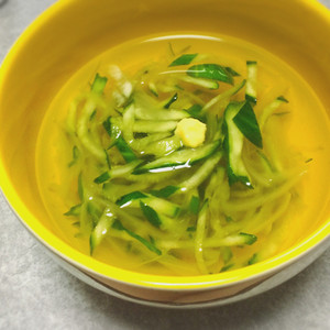 簡単 きゅうりの冷たいスープ 和風 レシピ 作り方 By はやみちゃん クックパッド 簡単おいしいみんなのレシピが360万品