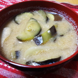 ゴマ油でおいしい玉ねぎとなすのお味噌汁 レシピ 作り方 By みぃ0803 クックパッド 簡単おいしいみんなのレシピが352万品