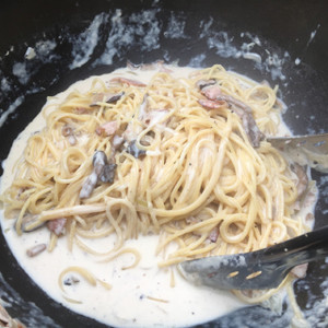 ダッチオーブンで作るクリームパスタ レシピ 作り方 By Yoshinobu00 クックパッド 簡単おいしいみんなのレシピが360万品